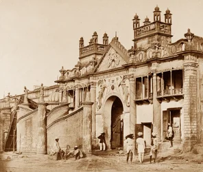 Ein Tor, das in den Kaiserbagh in Lucknow führt